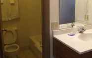 Toilet Kamar 6 Plaza inn Lordsburg