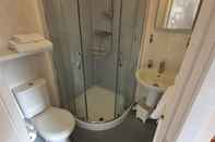 Toilet Kamar Lovely, Light and Airy 1-bed Flat in Stornoway