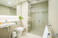 Phòng tắm bên trong 2bed1bath High-end APT at Olympic Parkviews+p