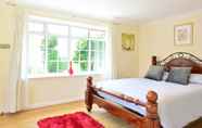 Kamar Tidur 2 Inviting 7-bed House With sea Views in Hythe