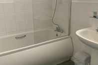 In-room Bathroom Traveller's Choice Ipswich