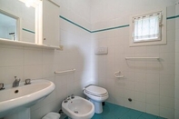Phòng tắm bên trong Appartamenti Via Roma Campo Mare