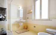 In-room Bathroom 7 Villa Asteria