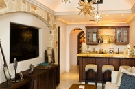 Bar, Cafe and Lounge Beautiful Holiday Villa in a Prime Location in Cabo San Lucas 1007