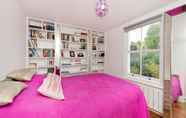 Bedroom 3 Bright & Spacious 5 Bed House in Charming Putney