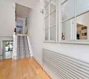 Sảnh chờ 4 Bright & Spacious 5 Bed House in Charming Putney