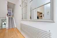 Sảnh chờ Bright & Spacious 5 Bed House in Charming Putney