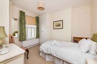 ห้องนอน 4 Fabulously British 3 Bed House near Battersea Park