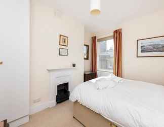 ห้องนอน 2 Fabulously British 3 Bed House near Battersea Park