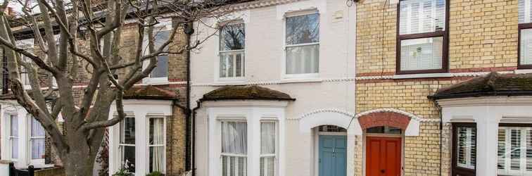 Exterior Fabulously British 3 Bed House near Battersea Park
