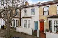 Bangunan Fabulously British 3 Bed House near Battersea Park