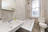 Phòng tắm bên trong Gorgeous 3-bed Garden Flat Beside Battersea Park