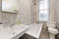 Toilet Kamar Gorgeous 3-bed Garden Flat Beside Battersea Park