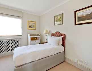 Bedroom 2 Bright 2-bed Apartment in Fashionable Chelsea