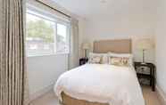 Bedroom 2 Spacious & Tasteful 4-bed House in Holland Park