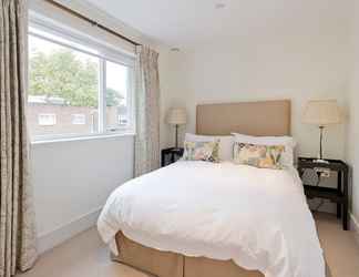 Bedroom 2 Spacious & Tasteful 4-bed House in Holland Park