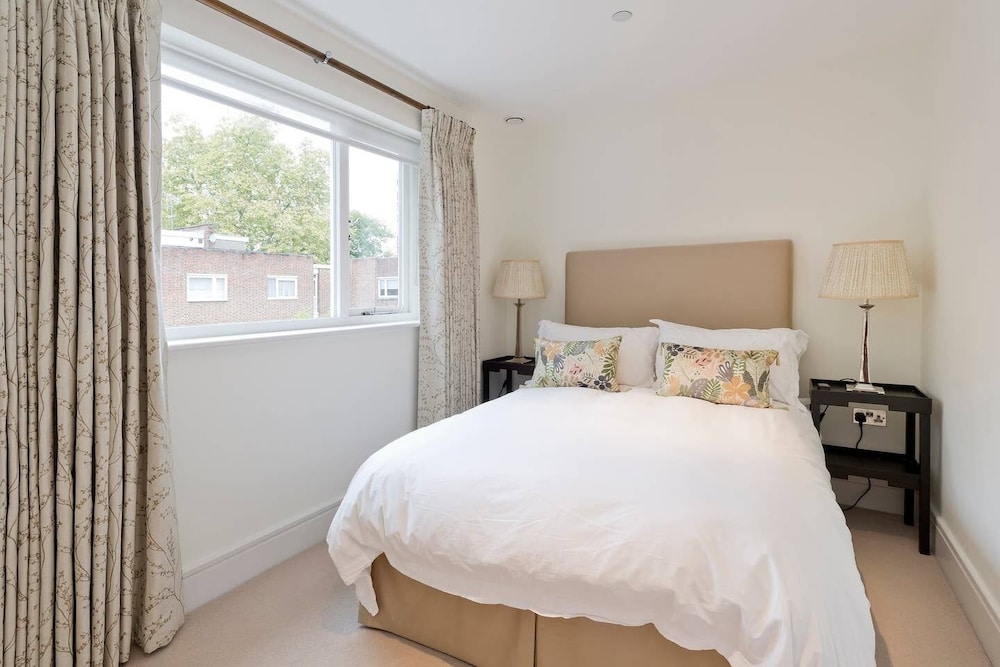 Bedroom 2 Spacious & Tasteful 4-bed House in Holland Park