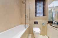 Toilet Kamar Luxurious 2-bed Apartment
