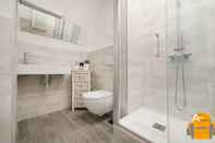 In-room Bathroom Luxury Spagna Apartments