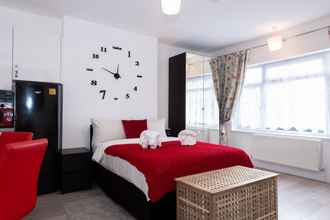 Kamar Tidur 4 Modern studio in Harrow