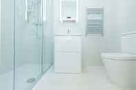 Toilet Kamar Modern studio in Harrow