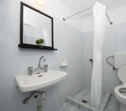 Toilet Kamar 6 Twin Shades