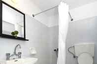 In-room Bathroom Twin Shades