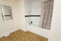 In-room Bathroom The Broadmead Forest - Spacious City Centre 3bdr Apartment