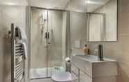 In-room Bathroom 7 The Norfolk Maisonette - Lovely 4bdr Mews Home in Paddington