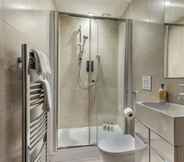 Phòng tắm bên trong 7 The Norfolk Maisonette - Lovely 4bdr Mews Home in Paddington
