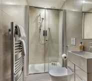 In-room Bathroom 7 The Norfolk Maisonette - Lovely 4bdr Mews Home in Paddington