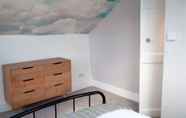 Bedroom 2 The Old Post Office - Bright Modern 4bdr Townhouse With Private Garden