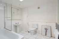 In-room Bathroom The Kensington Palace Mews - Bright Modern 6bdr House With Garage