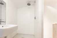 Toilet Kamar The Cliffside Chalet - Warm Modern 3bdr Riverside Home