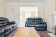 Common Space Modern 4 Bedroom Detached House in Cardiff