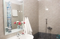 In-room Bathroom Anivia Apartment Airport by Airstay