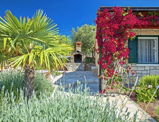 Exterior 2 Stone House San Pelegrin