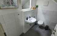 Toilet Kamar 2 White Pearl Hostel 2