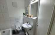 Toilet Kamar 4 White Pearl Hostel 2