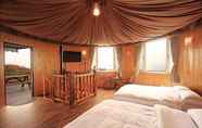 Kamar Tidur 2 Stream Yurt Campground