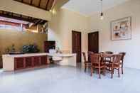 Common Space 9-BR Private Pool Villa Walk to Seminyak Beach