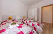 Kamar Tidur 6 Queen Home