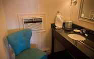 In-room Bathroom 5 Plaza Motor Motel