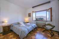 Bedroom Oasi di Castelveccana Apt Pool and View
