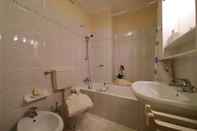 In-room Bathroom Petalo Bianco