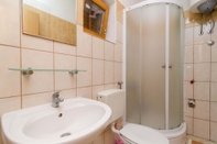 In-room Bathroom Apartments Limuni