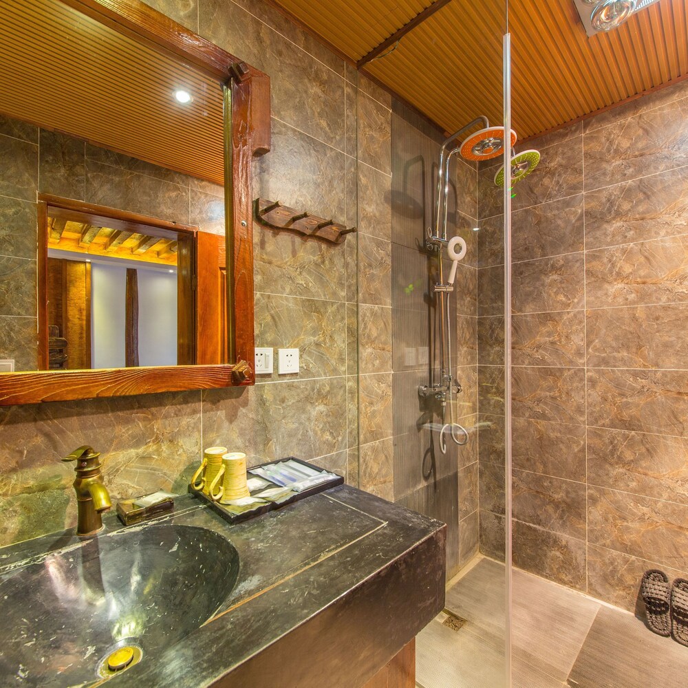 In-room Bathroom Lijiang Happy Yufu Inn