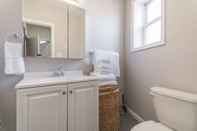 Toilet Kamar Huge Three Condo Complex - Northern Liberties!