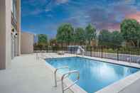 Swimming Pool La Quinta Inn & Suites by Wyndham Manassas Va-Dulles Airport