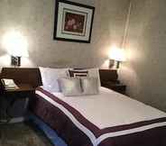 Bedroom 6 Holiday Lodge Motel